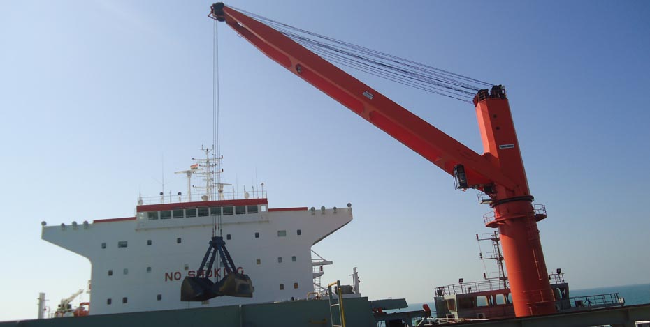 Heavy-duty hydraulic crane on the vessel